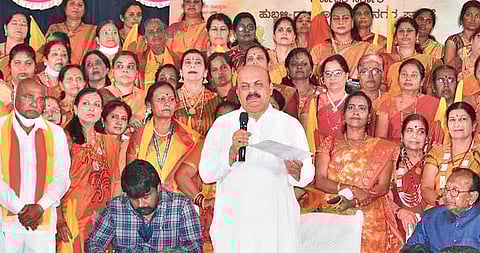 CM Basavaraj Bommai sings a Kannada song during the ‘Geeta Gayana’ programme after launching ‘Maatad Maatad Kannada’ in Hubballi on Thursday| hemanth d