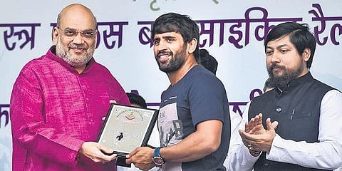 Home Minister Amit Shah felicitates wrestler Bajrang Punia in New Delhi. (Photo | PTI)