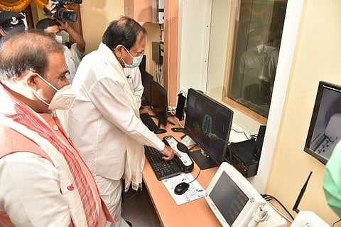 Vice President of India M Venkaiah Naidu inaugurating the PET-MRI wing at the Gauhati Medical College. (Photo @himantabiswa)