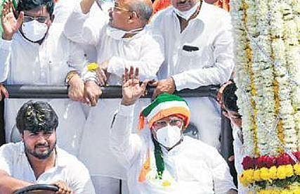Congress leader Mallikarjun Kharge arrives at the felicitation venue in Kalaburagi on Saturday | Express
