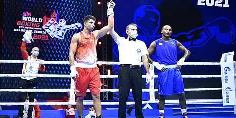 Indian boxer Sumit (L) at the AIBA Men's World Championships. (Photo| Twitter)