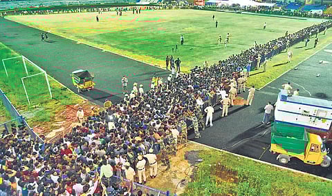 Thousands of fans of actor Puneeth Rajkumar queue up at Kanteerava Stadium in Bengaluru on Friday evening to  catch a glimpse of the late actor. (Photo | Nagaraja Gadekal)