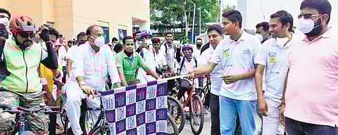Former minister Aravind Limbavali flags off the cyclothon. (Photo | Express)