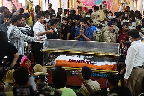 Prabhu Deva pays last respects to Puneeth Rajkumar at Bengaluru's Kanteerava Stadium. (Photo | Ashishkrishna HP, EPS)