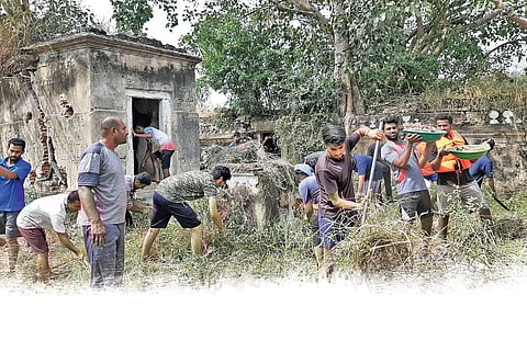 National Service  Scheme (NSS) volunteers, students,  civil servants and competitive exam aspirants together  clean the kalyani at Jakkanahalli village in Srirangapatna