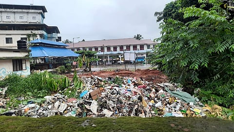 The waste dump next to the bus stand opposite Anu-Abhinaya theatre near MC Road at Perunna in Changanassery (Photo | Express)