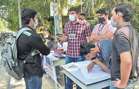 Admission-seekers at help desk at DU campus. (Photo| Shekhar Yadav, EPS)