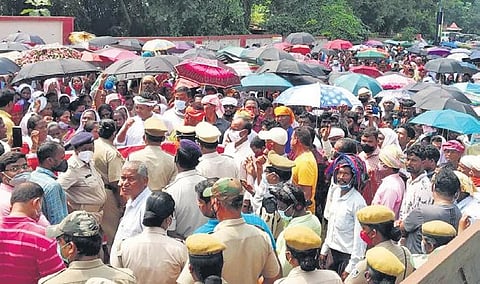 Police holding discussion with agitators outside the district collectorate | Express