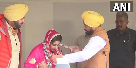 Punjab CM Charanjit Singh Channi welcomed Rupinder Kaur Ruby while joining the Congress. (Photo | ANI)