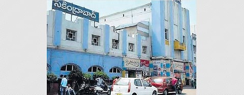 Presently, at the main entrance of the station, the traffic police ensure the free flow of vehicles.