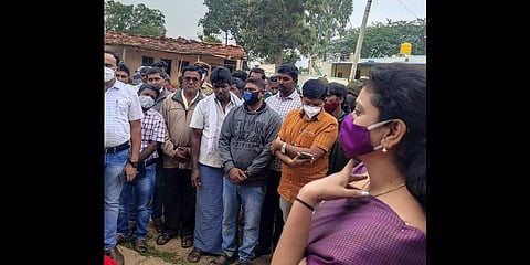 Chikballapur DC R.Latha and Superintendent of Police G.K. Mithun Kumar in the village of Mittahalli of Chinthamani. (Photo I EPS)