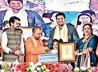 Yogi Adityanath and Anuraag Thakur felicitate the Paralympians
