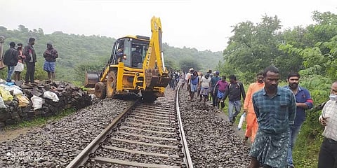 Boulders roll down cliff near Dharmapuri, derail coaches of Bengaluru bound train
