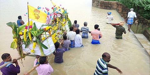Come heavy rains, Ariyalur villagers forced to carry bodies in hip-deep water to reach graveyard