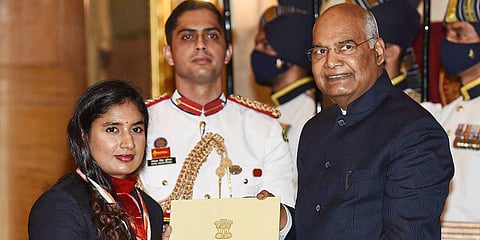 President Ram Nath Kovind presents the Major Dhyan Chand Khel Ratna Award, 2021 to Mithali Raj for Cricket, at Rashtrapati Bhavan, in New Delhi, Nov. 13, 2021. (Photo | PTI)