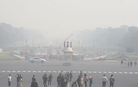 Smog seen in the weather in New Delhi on Sunday. (Photo | Parveen Negi/EPS)