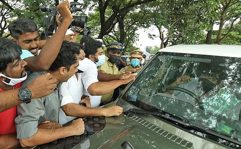 Congress workers block Joju George’s vehicle after he protested against the  blockade | Arun Angela