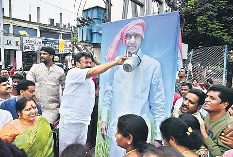 Minister Talasani Srinivas Yadav along with party workers celebrate the repeal of three farm laws by performing palabhishekam of Telangana CM K Chandrashekhar Rao’s portrait. (Photo | EPS)