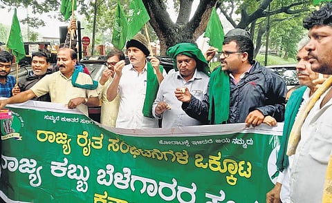 Farmers, led by Karnataka Sugarcane Cultivators’ Association president Kurubur Shanthakumar, celebrate Prime Minister Narendra Modi’s announcement of repealing the three farm laws, in Mysuru on Friday