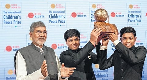 Indian Nobel Peace Prize laureate Kailash Satyarthi (left) presenting 17th International Children’s Peace Prize to Vihaan and Nav Agarwal (right). (Photo| EPS)