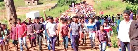 Villagers of Dhuliput and Ralegada panchayats taking out a rally. (Photo | Express)