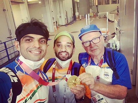 (L-R) Neeraj Chopra, Ishaan and Klaus Bartonietz.