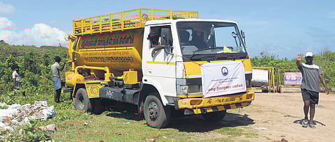 A truck caught disposing sewage at a fishing hamlet in Besant Nagar beach | Ashwin Prasath