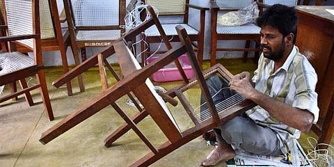 Modernity ties up hands that weave comfort