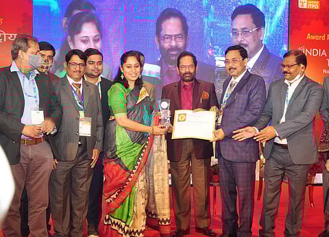 Bihar's Resident Commisioner Palka Sahni receiving the gold award. (Photo | Express)