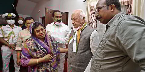 Kerala Governor Arif Mohammed Khan visiting the house of Mofiya Parveen at Edayappuram, Aluva. (Photo| Arun Angela, EPS)