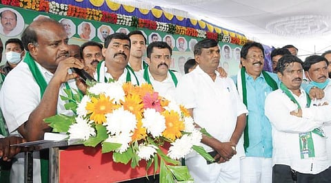 JDS leader and former CM H D Kumaraswamy introduces the party candidate for Gubbi Assembly seat in Tumakuru while taking a break from campaigning for the bypolls to Hanagal and Sindhagi seats recently