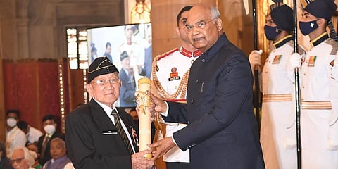 President Kovind presents Padma Shri to 94-year-old Lalbiakthanga Pachuau for Literature and Education (Journalism). (Photo | Twitter, President of India)