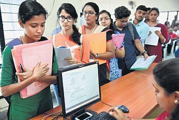 File photo of candidates queuing up for NEET counselling (Photo | Radhakrishnan, Express)