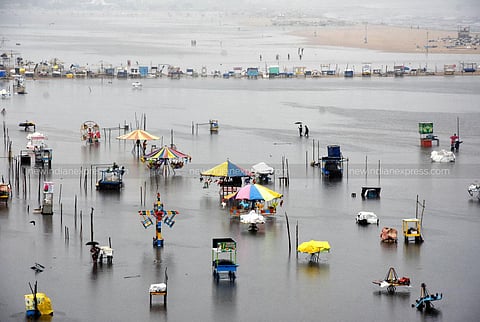 With Chennai receiving heavy rains since Saturday night (Nov 6, 2021) the highest since 2015, residents in many parts of the capital woke up to inundation on Sunday morning. (Photo | R Satish Babu, EPS)