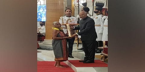 Tulsi Gowda receiving Padma Shri award from President Ram Nath Kovind in New Delhi on Monday. (Photo | ANI)