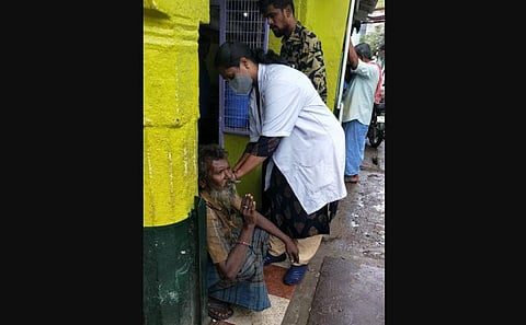 Corporation health officials administering vaccine to street dwellers in Tiruchy. (Photo | Express)