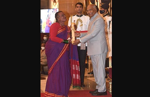 Folk artist from Hosapete Manjamma Jogati receiving Padma Shri Award from President Kovind in New Delhi on Tuesday