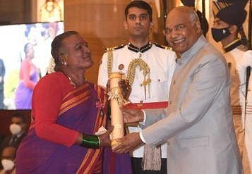 Folk artist from Hosapete Manjamma Jogati receiving Padma Shri Award from President Kovind in New Delhi on Tuesday