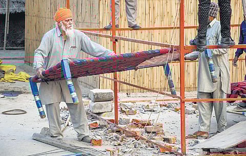 A farmer packs up at Singhu border after the government accepted demands | PTI