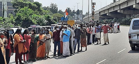 The body of Pradeep being received at Chandranagar in Palakkad Municipality en route to his home town in Thrissur (Photo | Express)
