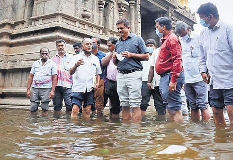 Collector Kumaravel Pandian inspecting the waterlogged Sri Jalakandeswarar Temple in Vellore on Thrusday, Dec 9, 2021. (Photo | S Dinesh)