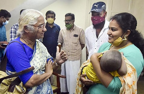 Activist Medha Patkar speaks to Anupama S Chandran and Ajith Kumar at YMCA Hall in Thiruvananthapuram on Saturday, Dec 11, 2021. (Photo | Vincent Pulickal, EPS)