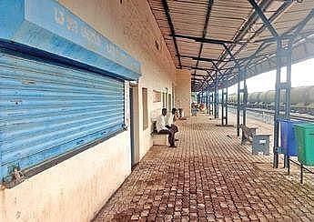 The sealed canteen of Deepak Tinekar at Khanapur Railway Station 