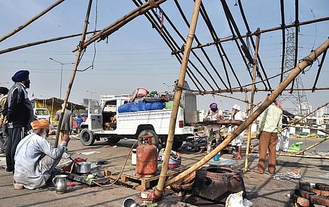 Farmers pack up their belongings as they prepare to leave from Ghazipur border. (Photo| Parveen Negi, EPS)