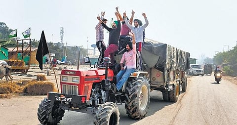 Protesting farmers wrap up their protest and head home triumphantly. (Photo| Shekhar Yadav, EPS)
