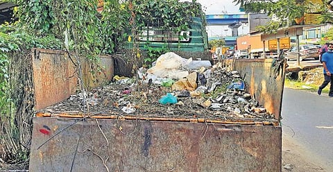 Waste dumped on abandoned vehicles along the Edappally-Palarivattom service road.