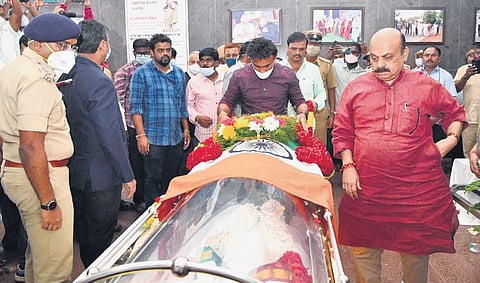 Chief Minister Basavaraj Bommai and minister Dr K Sudhakar pay tributes  to Congress leader RL Jalappa (inset) in Kolar on Friday