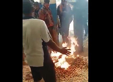 A video of the farmer shouting Jai Jawan Jai Kisan slogan after setting ablaze the garlic produce has gone viral. (Video Screengrab)