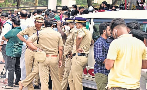 Police officers on duty at Kalamassery on Sunday after security was beefed up in the district in the wake of political killings in Alappuzha. (Photo| A Sanesh, EPS)
