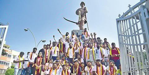 Karnataka Rakshana Vedike members protest in front of the Sangolli Rayanna statue in Bengaluru. (File | EPS/Shriram BN)